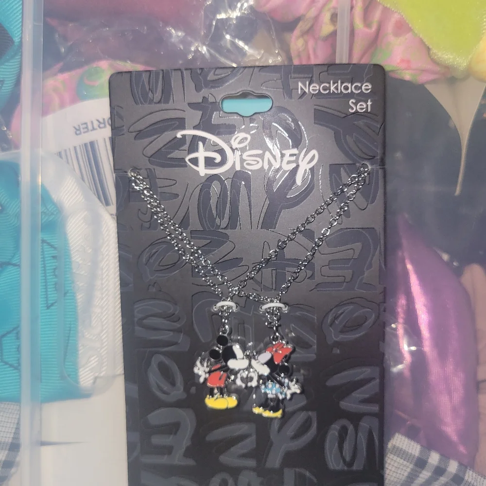 Disney Mickey & Minnie Kissing Necklace Set - Picture 5 of 5